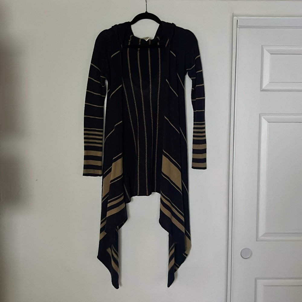 Indah Sweater - Picture 2 of 8